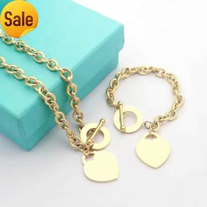 2023 Fashion Designer Women Necklace Bracelet Icebox Jewelry Classic Heart Set Gold Girl Valentines Day Love Gift S Sier Jewelry Pendant Necklace L