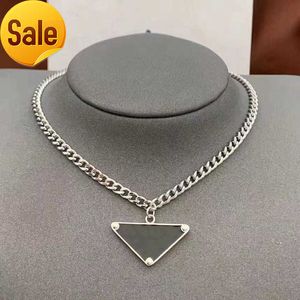 Kvinnor Mens Designer Halsbandkedja Fashion Jewelry Black White P Triangle Pendant Design Party Silver Hip Hop Punk Men Neckor Namn Uttalande SMELLEDERY