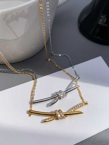 デザイナーブランドGu Ailings Cross Knot Necklace with Womens Light Light Luxury andユニークなデザインハイグレードのゴールドエレガンスセレブリティカラーチェーン付きロゴ