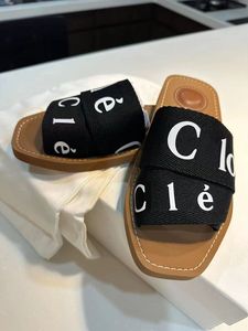 Designer Sandaler Kvinnor Woody Clogs Mule Flat Sandals Pink Slippers Summer Beach Platform Canvas HerringBone Shoes