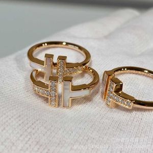 Pulseira de designer de alta qualidade Double T Open Fritillaria com estilo feminino versátil banhado a prata pura borda de diamante em ouro 18K e anel de concha