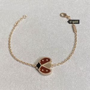 100% браслеты серебряного очарования Женские дизайнерские браслеты весенний сладкий клевер подвески розово -золото божьи коровки