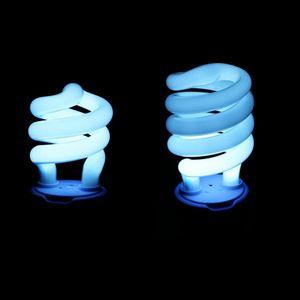 Illuminazione 2Pack Rettile Lampada fluorescente compatta per vivaio Luce 10.0 UVB UV CFL 26W E27 Lampada a spettro completo con luce a vite per il deserto