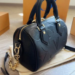 Eine Designer -Tasche, die Sie verdienen, besteht aus Leder und kann als Umhängetasche Crossbody -Tasche verwendet werden, um luxuriös und stilvoll auszusehen