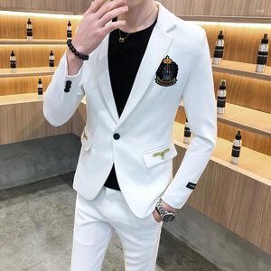 Erkekler Suits Beyaz Zarif İngiliz Tarzı Erkek Pantolonlu Pembe 2 Parça Gri Giyim 2024 İşlemeli Balo Düğün Partisi Giyim