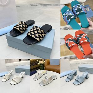 Designer Pantoffel Dreieck Stoff bedruckt Pantoffel Stickerei Frauen Hausschuhe Sommer Strand Sandalen flache Slides Mid-Heel Slides Lady Flip Flops Size35-43