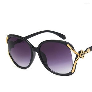 Óculos de sol Trexo de quatro folhas 2023 Retro Hollow Men and Women Fashion Glasses Rua Shoot Wild Wild