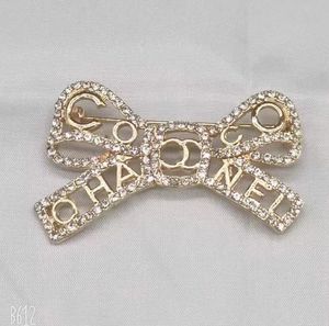 20Style High Quality Double Letters Pins Brooch Luxury Brand Design Women Small Sweet Wind Brooches Pearl Suit Pin Jewelry Clothing Decoration