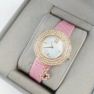 Orologi da polso 2024 Orologi da donna Cleef Orologio al quarzo a tre punti Top Arpels di lusso Cintura in pelle di marca Accessori da donna con diamanti Forma di quadrifoglio Moda VAN