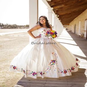 エレガントな白い15 Quinceaneraドレス2023メキシコスタイルの恋人ボールガウンプロムドレス弓の刺繍と16歳の誕生日Vestidos de xv Charro 2023ページェント