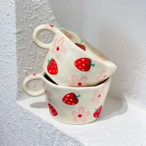 Tassen Ins Handbemalte Erdbeertasse Handpinch Keramik Sakura Tasse Niedliche kleine Blume Espresso Kaffee Milch Tassen Geschenk für Kinder Mädchen 231124