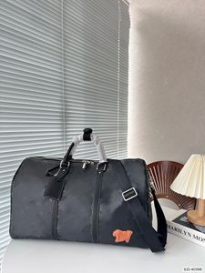 Modeväskor herrar duffel väskor svart bokstäver keepall 40 45 50 handväskor lyxdesigner kvinnor graffiti axel väskor bagage totes flygplats rese väskor fitness väskor