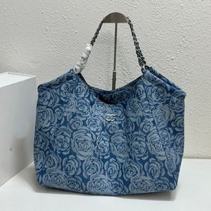 Klassiska kvinnors vintage maxi xxl denim camellia väskor stor kapacitet shopping croissant underarm bagage silver metall kedja axel designer handväskor 34x18.5cm