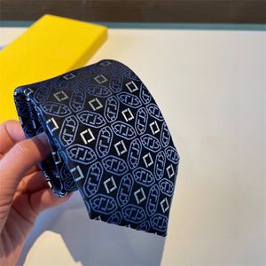 デザイナーメンズマンのための手作りのシルクネクタイチェックレター刺繍ファッションネック