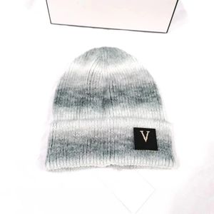 Lettera LVSE Etichetta in pelle Gradiente designer di lusso per donne Cappello Brimless Classic Multicolour Autunno e inverno Otto colori disponibili