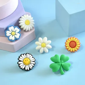 ブローチ10pcsかわいい笑顔の花シリーズPVCブルーチピンヒマワリローズデジーバッジファッションバックパックエナメル衣服装飾