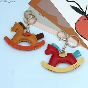 Nyckelringar Kvinnor Läder Charms Bag Pendant Keychain Cartoon Pony Rocking Horses Keyring Söta djurprydnad Tillbehör Dekoration Gift J230427