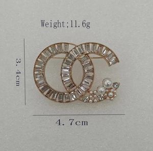 Designer de luxo Broches da marca elegante Carta Broche Pins para WomenGIRLS Charm Presente de casamento Acessório de joias de alta qualidade