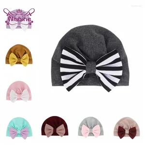 Berretti 1 pz Confortevole caldo lavorato a maglia di cotone cappelli infantili carino fatto a mano bowknot neonate berretto moda copricapo a righe accessori per bambini