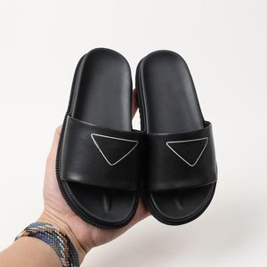 Hot Kids Shoes Fashion Chlidren Summer Summer Boys Girls Unisex Designer Slip on Flat Letter EUR 26-35 Size for Child sandal