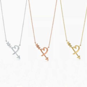 Designer Ism Necklaces Sier Fashion Versatile One-arrow Pierced Pendant Necklace Women's Heart-shaped Clavicle Chain and Sweet Jewelry