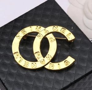 Designer di lusso retrò bacche placcate in oro 18k per marca di moda abito da maglione a doppia lettere di alta qualità per spille da cucina abbigliamento.