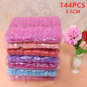 Flores decorativas 144pcs 2.5cm Mini Rosas de espuma Flor artificial Casamento multicolor