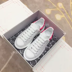 2023 Women Women Quality Designer Sneaker أحذية غير رسمية أحذية صلبة من الجلود أحذية رياضية مطرزة خطوط بيضاء الأحذية