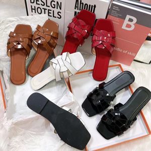 Tribute Flat Mules Damen Mädchen Leder ineinander verschlungene Riemen Pool Slide Sandalen Slipper Damen Designer Sommerschuhe Braun Patent Schwarz Weiß Flip Flops