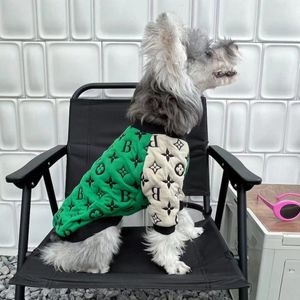 冬に犬の服の犬のアパレルが大きくなった大きなかわいい犬の犬の服