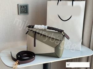 Den högsta kvalitet läderväska designerväska pusselkoppling handväska crossbody mini geometriska fyrkantiga handväska axel hink kvinnor väska kontrast färgstorlek 24 cm