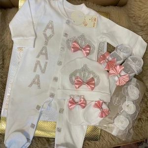 Pyjamas Turkiet Luxury Born Baby Outfits Weclome Home P O Spädbarn Bomullskläder Krona smycken Romper Mittens Bibbs Hat 4st Set 231124