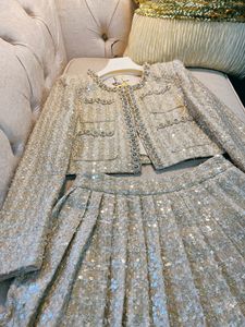 2024 Spring Champagne pärlstav strass två bitar klänning set långärmad rund hals tweed fickor kappa + hög midja veckad kort kjol set två bitar kostymer d3n233219