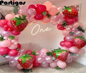 127PCS Strawberry Party Decoration Balloon Garland Kit dla dziewcząt 1st Drugą przyjęcie urodzinowe Dekoracja motywu truskawkowego AA2203935562