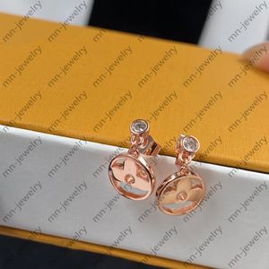 2023 Luxus-Ohrringe mit vierblättrigem Kleeblatt-Charme. Marken-Designer-Ohrringe für Frauen. Hochzeit Brautparty Designerschmuck