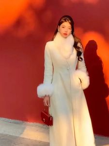 Женские смеси 2023 Элегантные белые шерстяные пальто с меховым воротником Женские тонкие трапециевидные длинные женские винтажные толстые теплые 231124 в китайском стиле