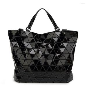 Axelväskor bao väska vikta över pärlor svarta pvc kvinnor handväskor glänsande vit kvinnlig handväska