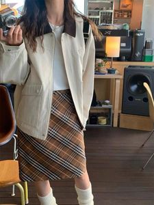 Chaquetas de mujer Maillard Log Brown Vintage Oblicuo Plaid Midskirt Mujeres 2023 Diseño Sentido de cintura alta Adelgazante Media falda
