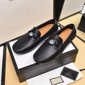 2023新しい豪華なメンズトレンディポイントスエード刺繍靴ホームカミングドレスイタリアデザイナーウェディングパーティーローファーザパトスhombre vestir