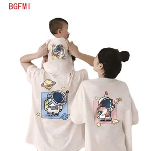 Roupas familiares com correspondência 212y Summer Parentchild Tshirts Casual Childrens Roupas Combinando Lazer de Manga Curta Top Look Crianças 230427