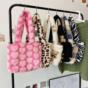 Bel Çantaları Kış Kabarık Büyük Omuz Çantası Kadınlar İçin Leopard Zebra Baskı Under Equal Love Heart Desen Yumuşak Peluş Peluş Sıcak Kürk Tote