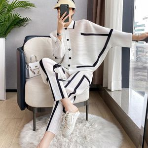 Suits Miyake Pleated Fashion Suit Women's Spring Autumn 2022 New Batwing Sleeve Polo Collar Top Cropped Pants HighEnd TwoPiece Set