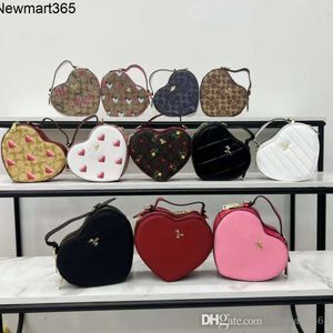 2023 Autunno e inverno classico colorato borsa da amore portatile alla moda popolare lettera a forma di cuore una spalla tracolla borsa da donna tendenza