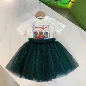Lyxdesigner barn t-shirt slöja kjol mode söta babykläder barn kort ärm set kläddräkter sommar flickor bomullsklänning 8 stil