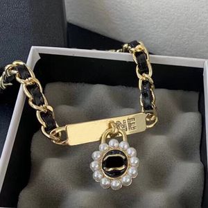 Designer de moda colar feminino 18k banhado a ouro titânio aço pérola flor pingente high-end link corrente marca carta colares natal jóias de casamento presente