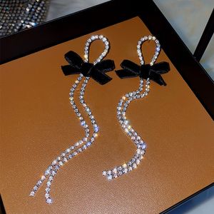 Kulak manşet sözleşmeli metal siyah bowknot modelleme damla küpeler uzun püskül parlak kristal moda kadın küpeler kıdemli 230426