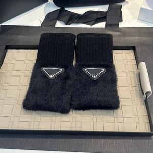 Kvinnliga män handskar designer vinterhandskar lyx svart halva fingermantens kanin päls hög kvalitet grossist 3 färg
