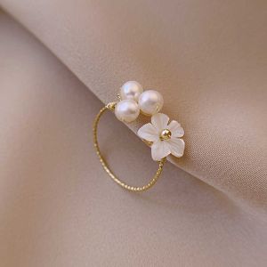 Anelli di banda 2021 Corea del Sud Nuovo squisito anello di fiori con guscio di perle Temperamento di moda Simple Open Apertura Gioielli da donna AA230426