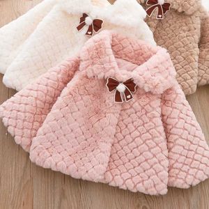 Kläduppsättningar Småbarn Girl Winter Clothes New Female Baby Plush Warm Jacket tjock imitation Rabb Cape Spädbarn Tungviktjacka
