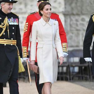 Blandar Kate Middleton plus storlek Högkvalitativ elegant formell kontor Lady Workplace Beige Cashmere Woolen Overrock